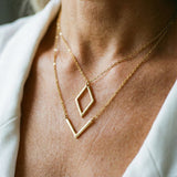 Melina - Elegantna ogrlica s geometrijskim privjeskom u obliku slova V